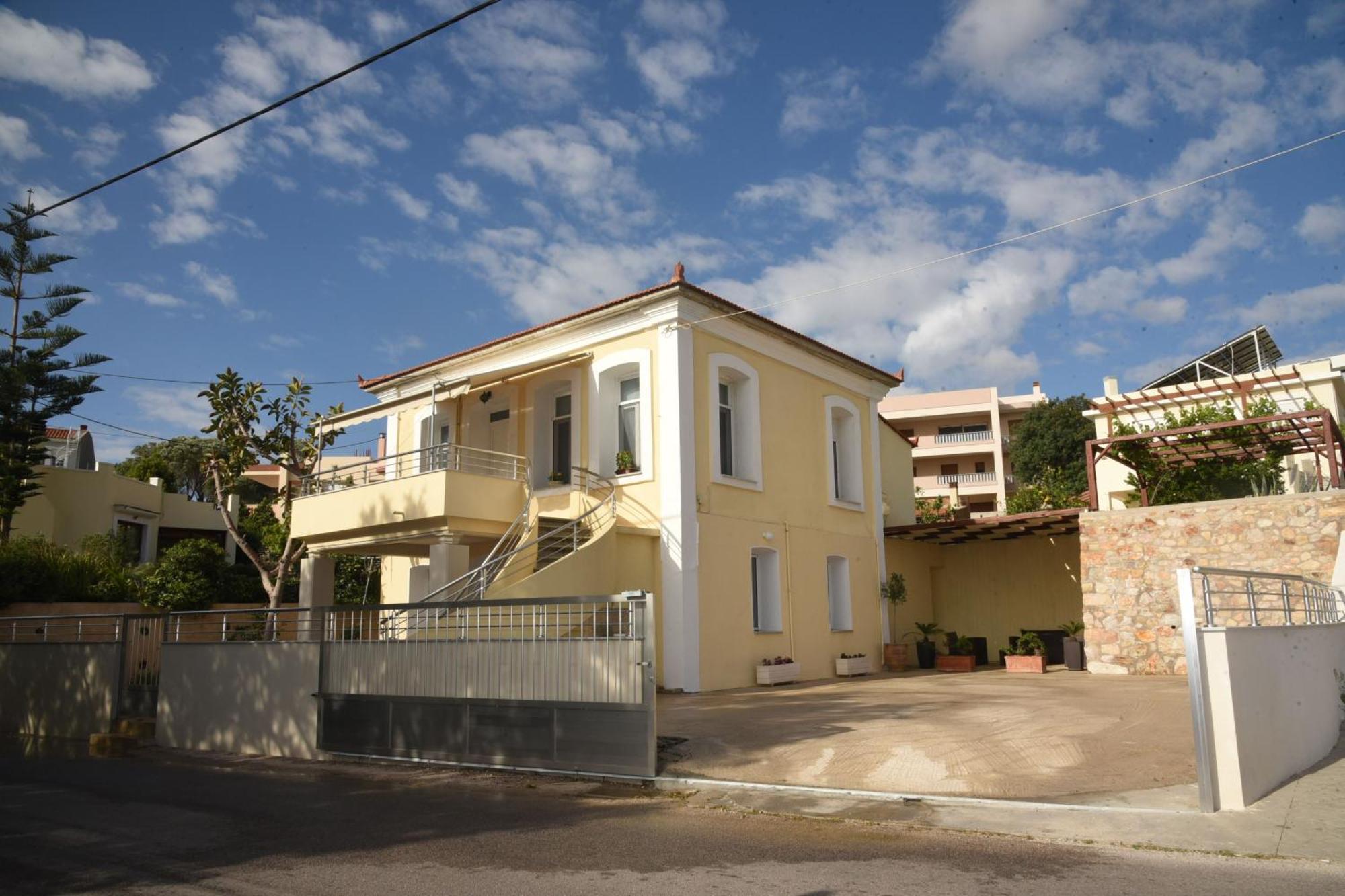 Blue Flag Award Winning Ormos Lo Beach: 1 Villa Vrontados